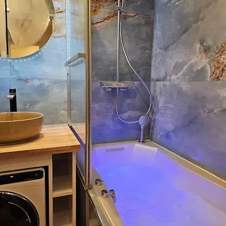 Apartment Paris La Defense - Modern With Jacuzzi